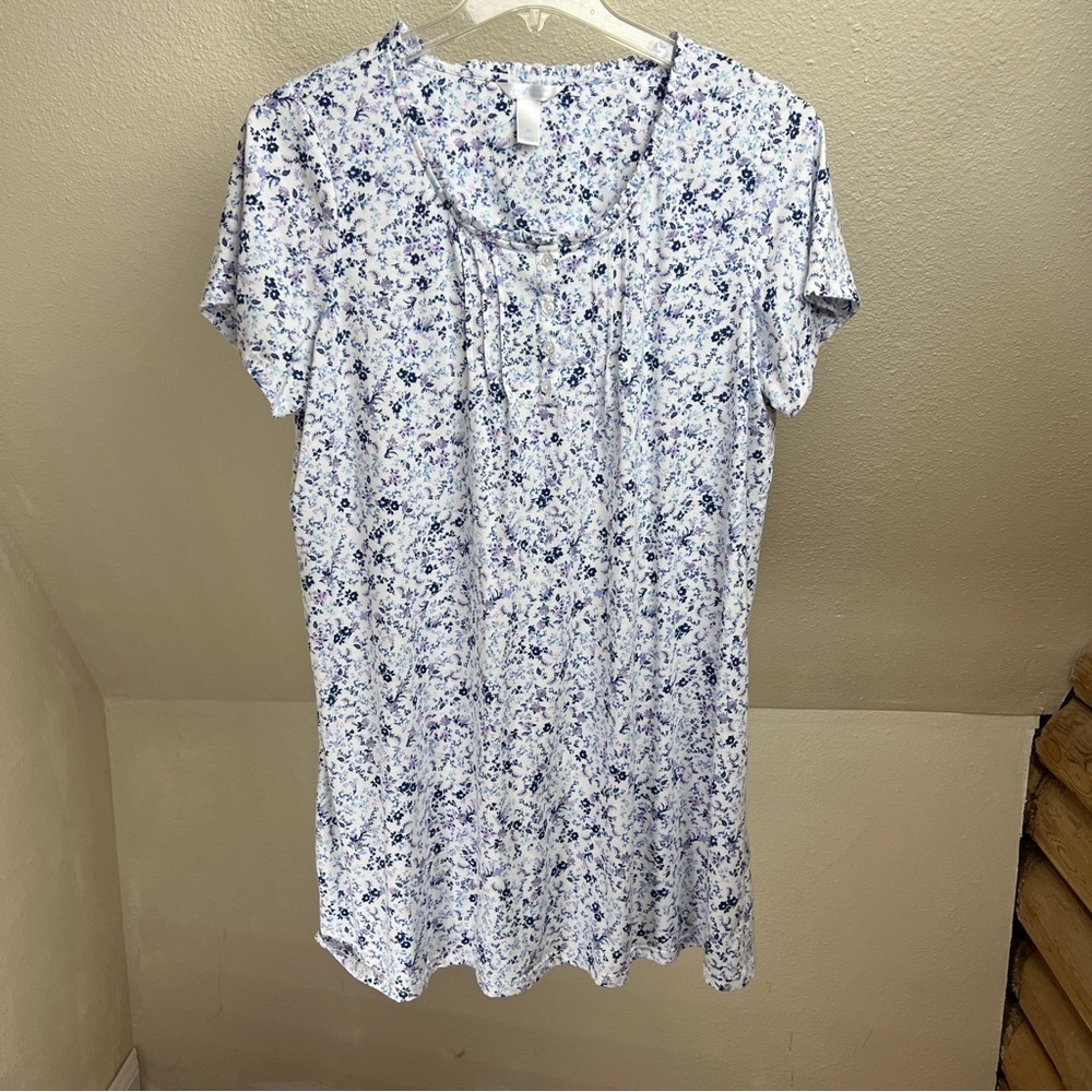 ADONNA SLEEPWEAR Floral Print Nightclub with buttons and tucks. Size XL